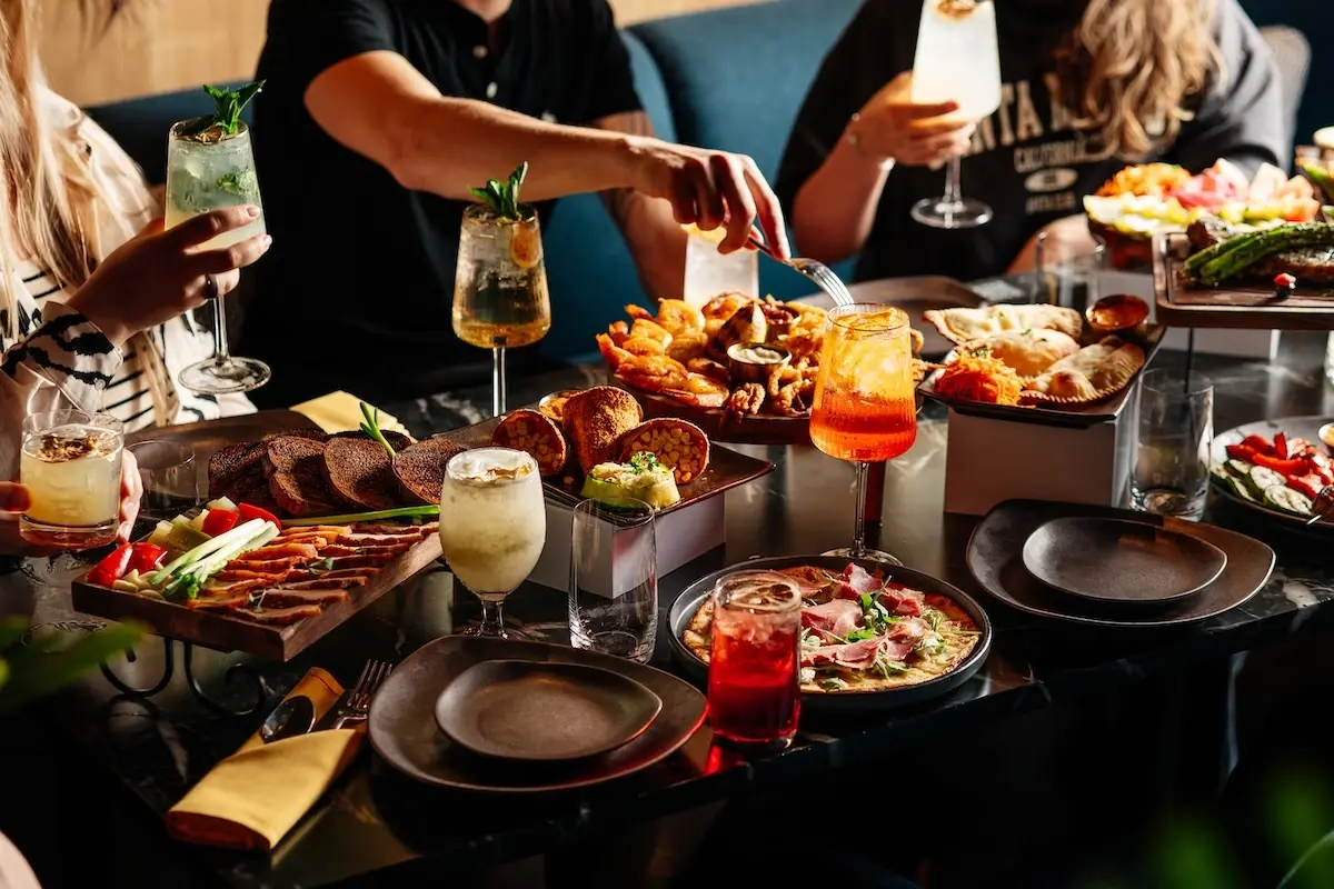 RIZZ Lounge & Grill